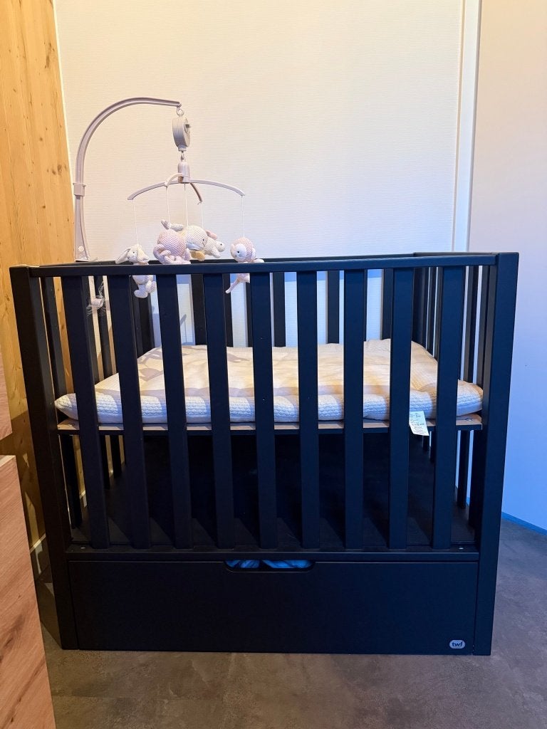 Zwarte box met lade en verstelbare bodem, Kinderen en Baby's, Ophalen, Zo goed als nieuw, Vierkant, In hoogte verstelbaar