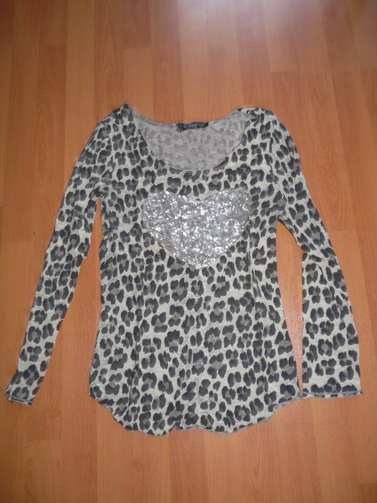 Leuke panterprint top met een hart van pailletten - S, Bruin, Ophalen of Verzenden, Zo goed als nieuw, Lange mouw