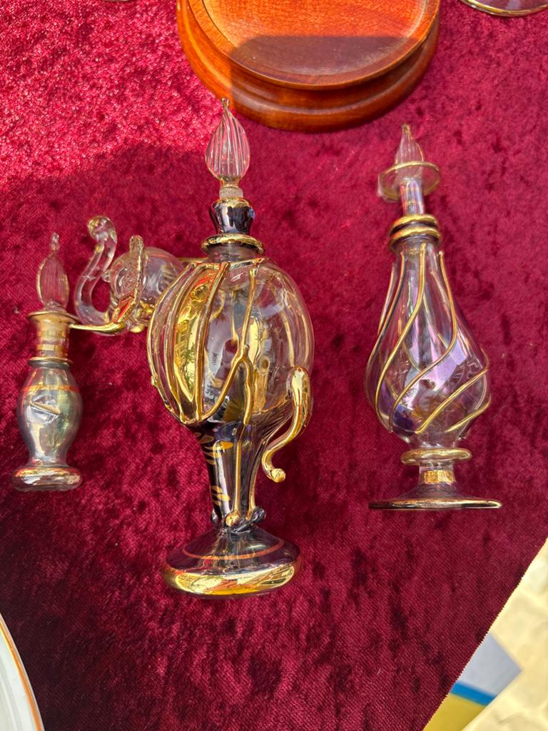 Set van 4 decoratieve parfumflesjes, glas met goudkleurige a, Antiek en Kunst, Antiek | Glas en Kristal, Ophalen of Verzenden