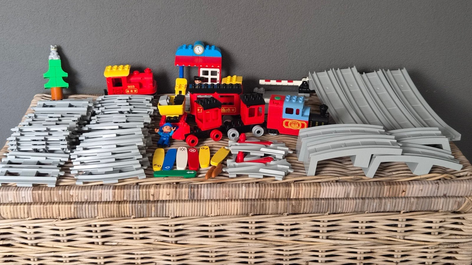 Grote Duplo trein set met rails, locomotieven en figuren, Gebruikt, Ophalen of Verzenden, Inclusief minifiguren, Duplo