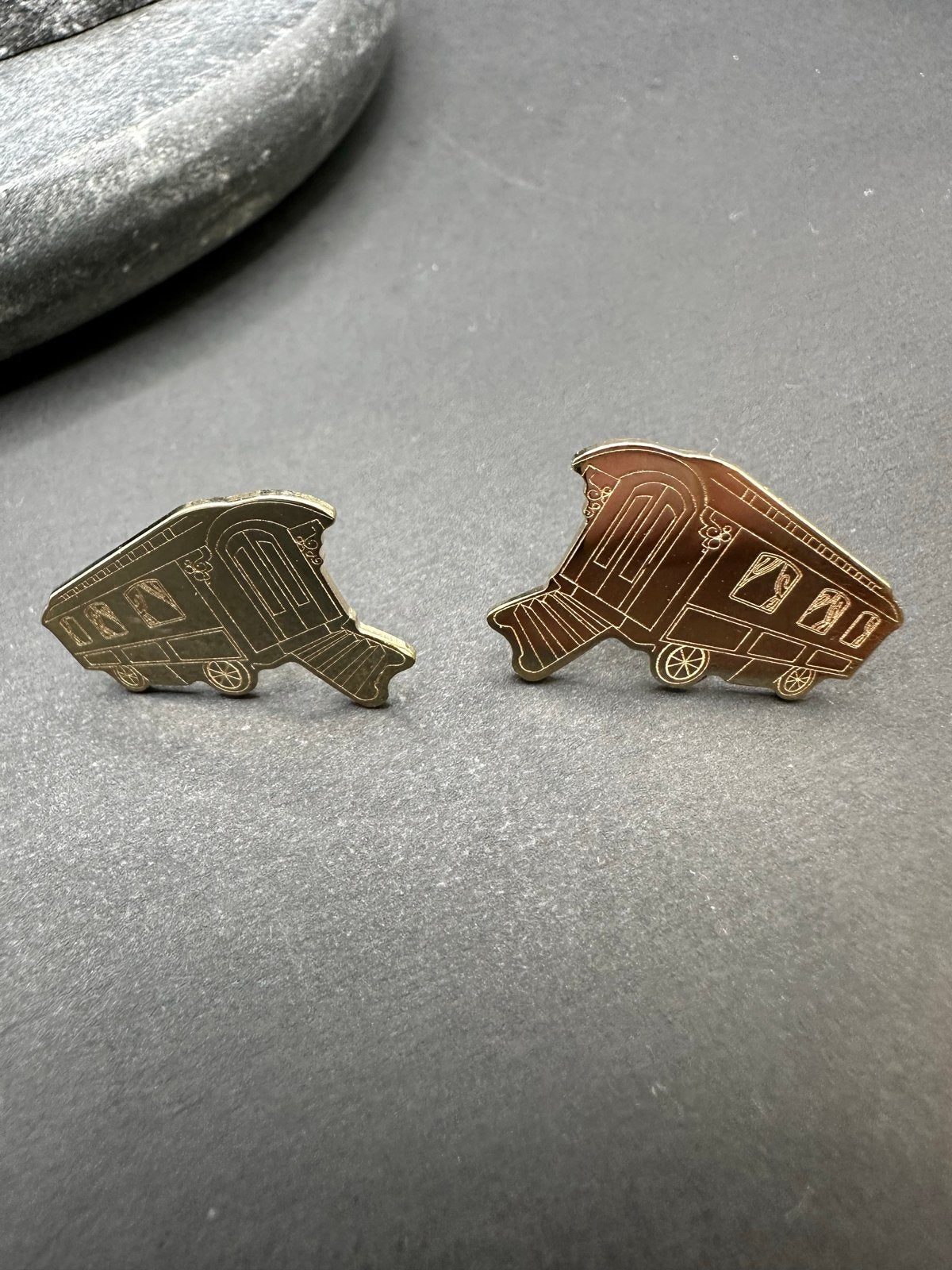 14k Gouden Woonwagen Knopjes Oorbellen, Ophalen of Verzenden, Nieuw, Goud, Knopjes of Stekers