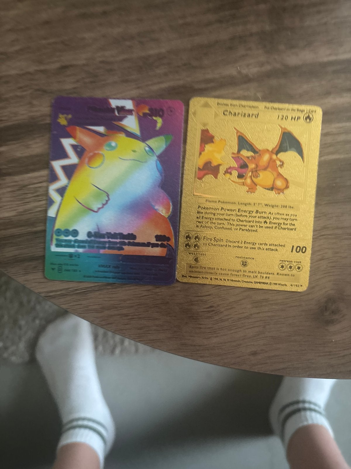 Pikachu en Charizard Pokémon kaarten (mogelijk replica's), Ophalen of Verzenden, Gebruikt, Meerdere kaarten