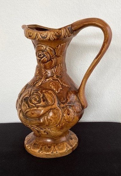 Vintage bruine keramische kan / vaas met rozenreliëf, Ophalen of Verzenden
