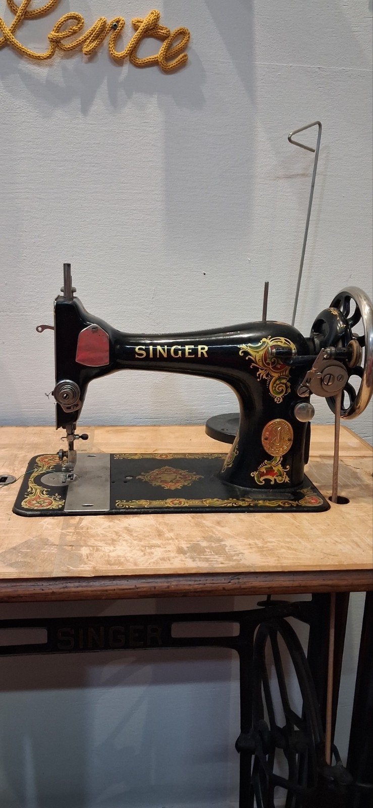 Singer antieke naaimachine werkend, Ophalen