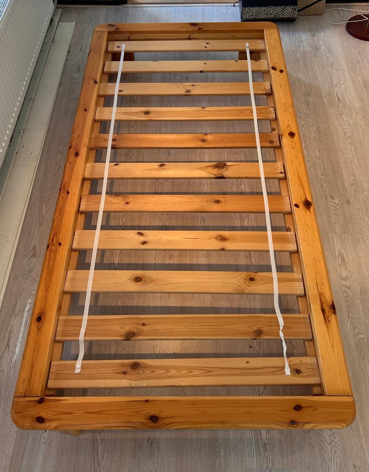 Eenpersoonsbed van hout met lattenbodem, Ophalen, Gebruikt, 90 cm, Eenpersoons