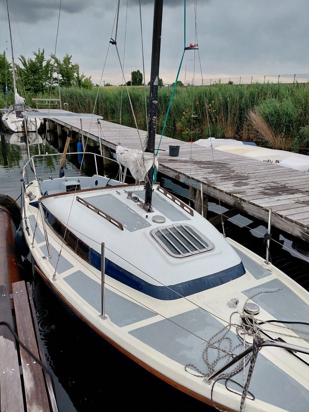 7 bij 2,4 m Zeilboot met buitenboordmotor en zonnepaneel, Ophalen, Overige merken, Gebruikt, Viertaktmotor