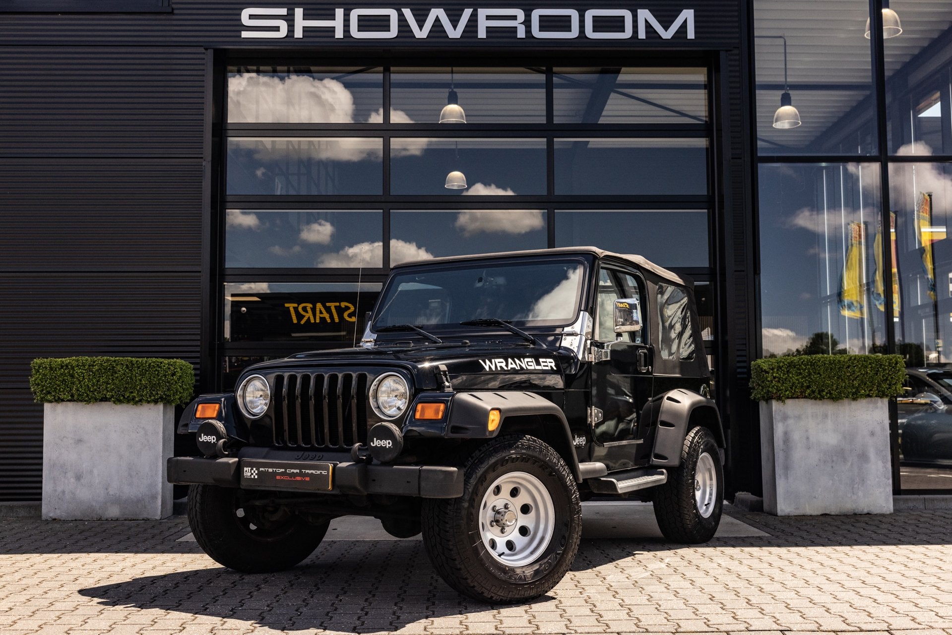 Jeep Wrangler 4.0i Softtop Sahara, 177 PK, Nederlandse auto, Auto's, Automaat, Startonderbreker, Gebruikt, Zwart