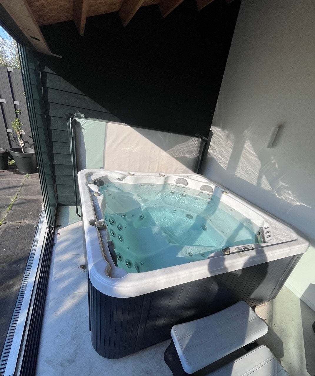 Ruime 7-persoons jacuzzi met ligplek en extra's, Tuin en Terras, Ophalen, Gebruikt, Afdekzeil, Vast