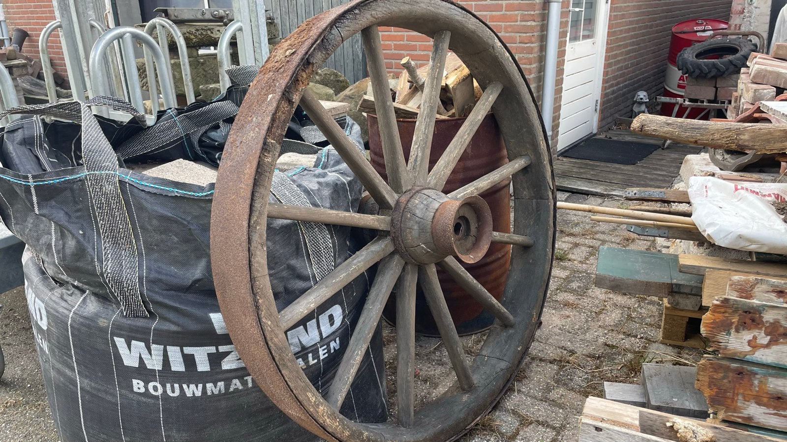 Antiek houten wagenwiel met ijzeren band, Ophalen