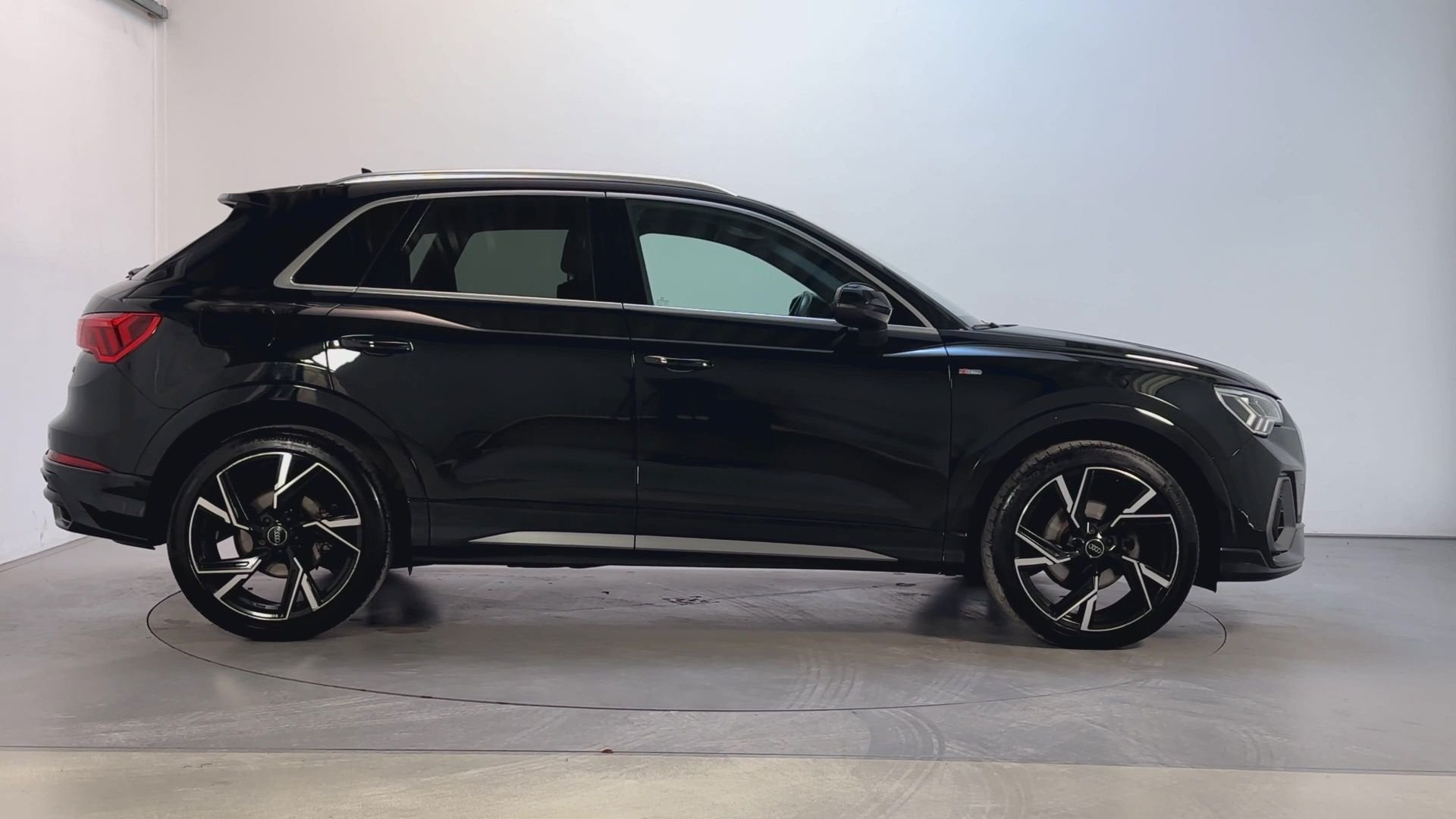 Audi Q3 35 TFSI S Line Virtual Cockpit Sfeerverlichting Lede, Dealer onderhouden, 4 cilinders, Zwart, Origineel Nederlands