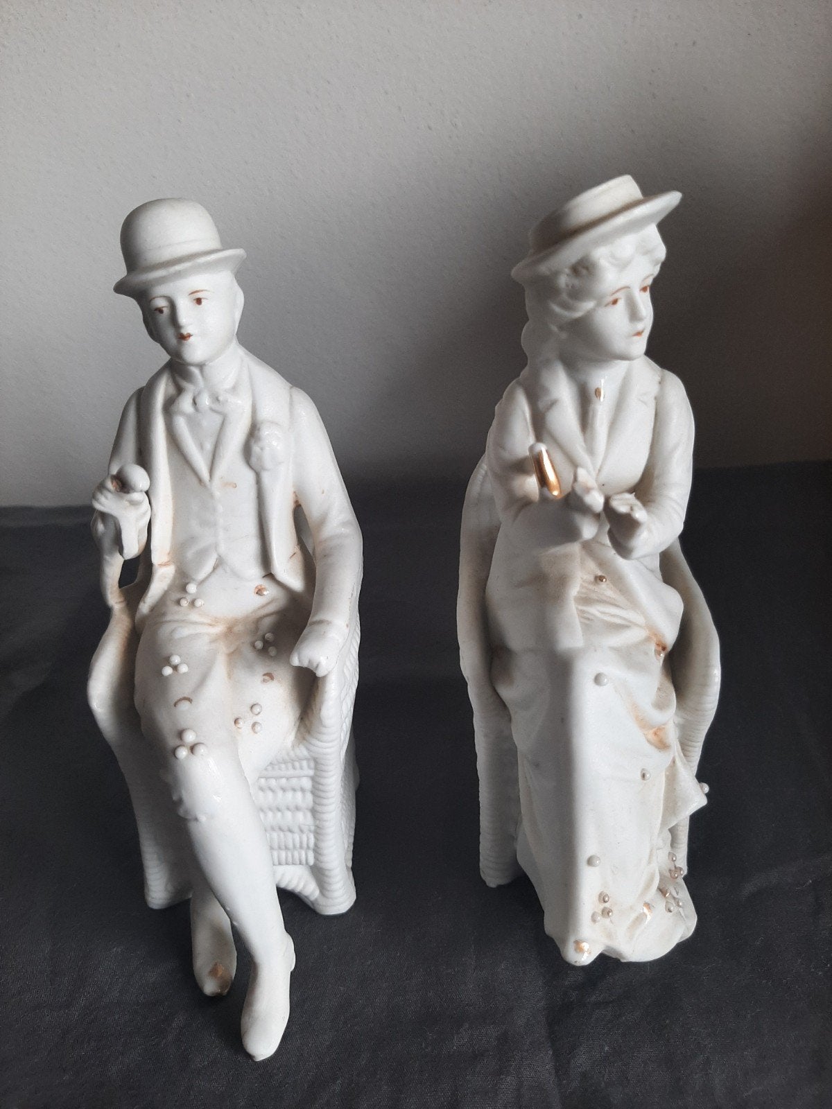 2 oude beeldjes, Ophalen