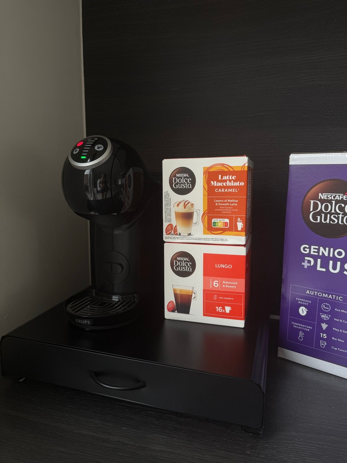 Krups Dolce Gusto Genio S Plus KP3408 Zwart + cups houder, Witgoed en Apparatuur, Koffiezetapparaten, Ophalen, Koffiemachine, Zo goed als nieuw