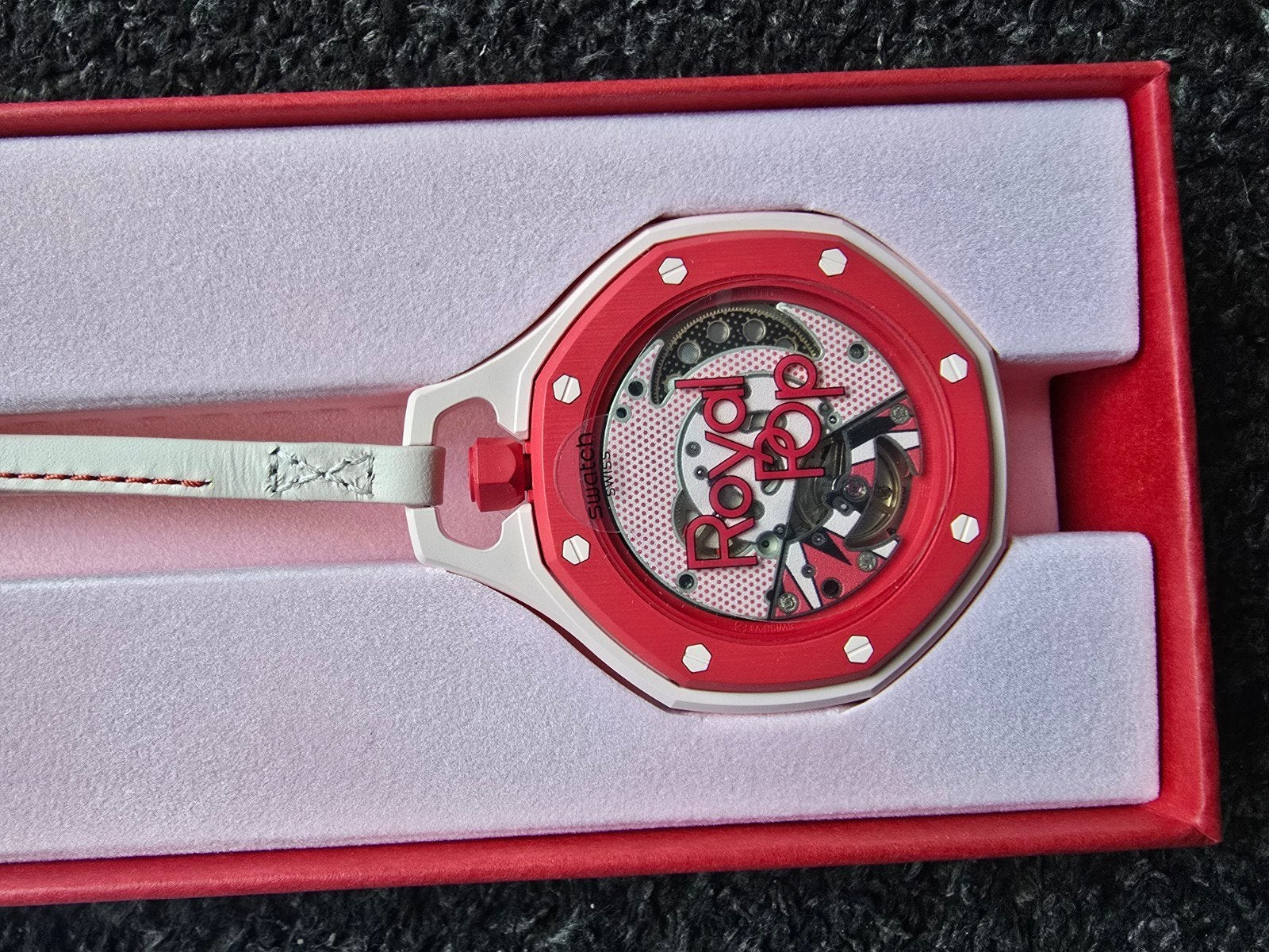 Audemars Piguet x Swatch Royal Pop OTTO ROSSO
Nieuw in ongeo, Sieraden, Tassen en Uiterlijk, Horloges | Dames, Zakhorloge, Leer