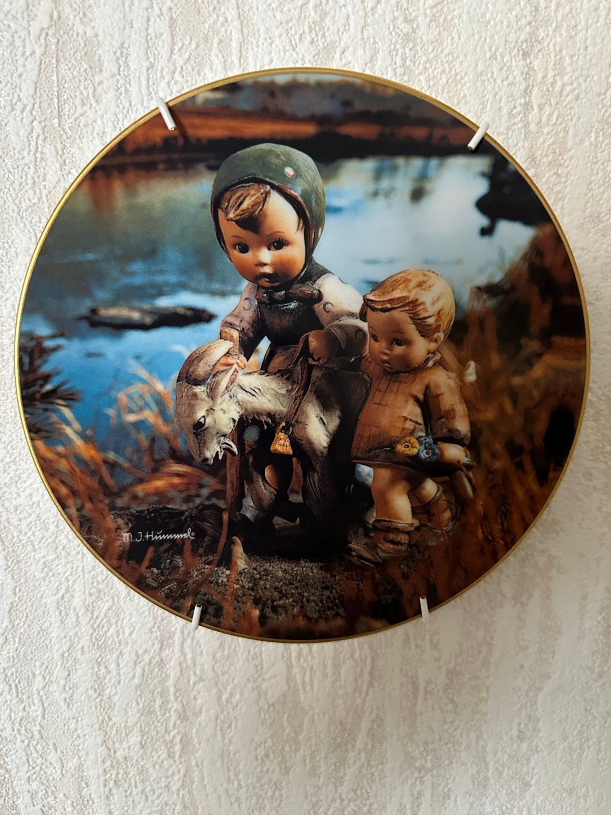 Twee Hummel wandborden - "Mit M.J. Hummel durch das ganze Ja, Ophalen of Verzenden, Zo goed als nieuw, Porselein, Bord of Schaal