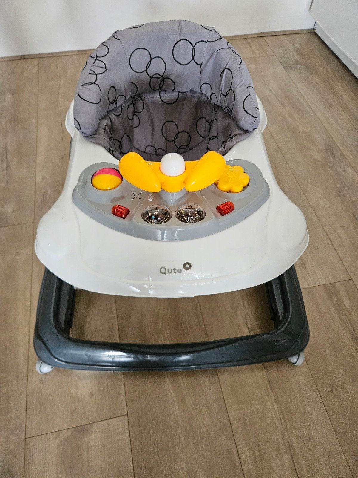 loopstoeltje  Qute, Ophalen, Zo goed als nieuw