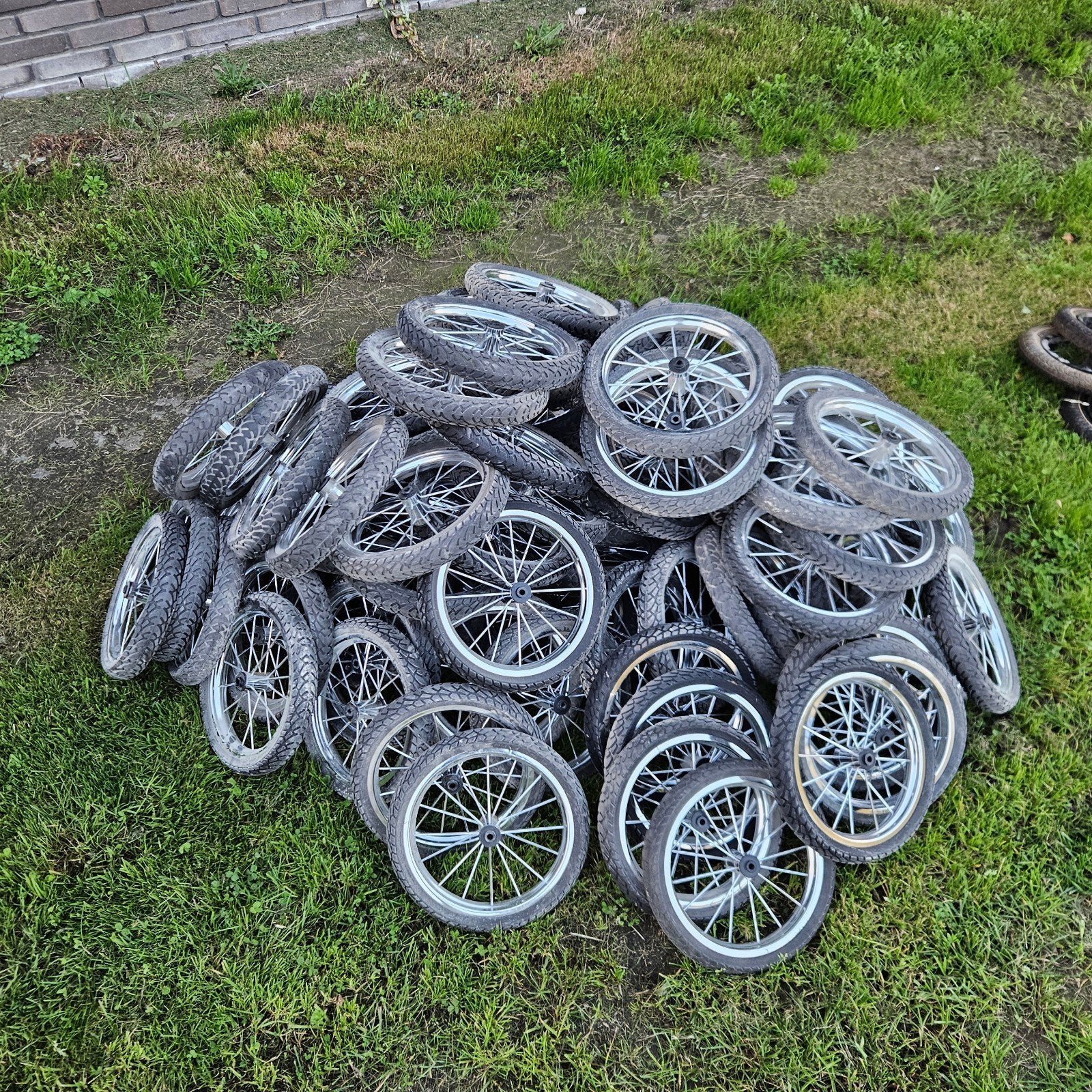 Partij diverse spaakwielen met banden (ca. 97 stuks), Fietsen en Brommers, Ophalen, Zo goed als nieuw, Rubber