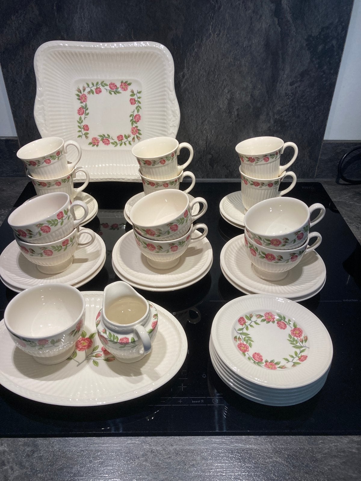 Wedgwood 6 koffie-, 6 thee- en 6 petitfoursetjes, Huis en Inrichting, Keuken | Servies, Ophalen of Verzenden, Zo goed als nieuw