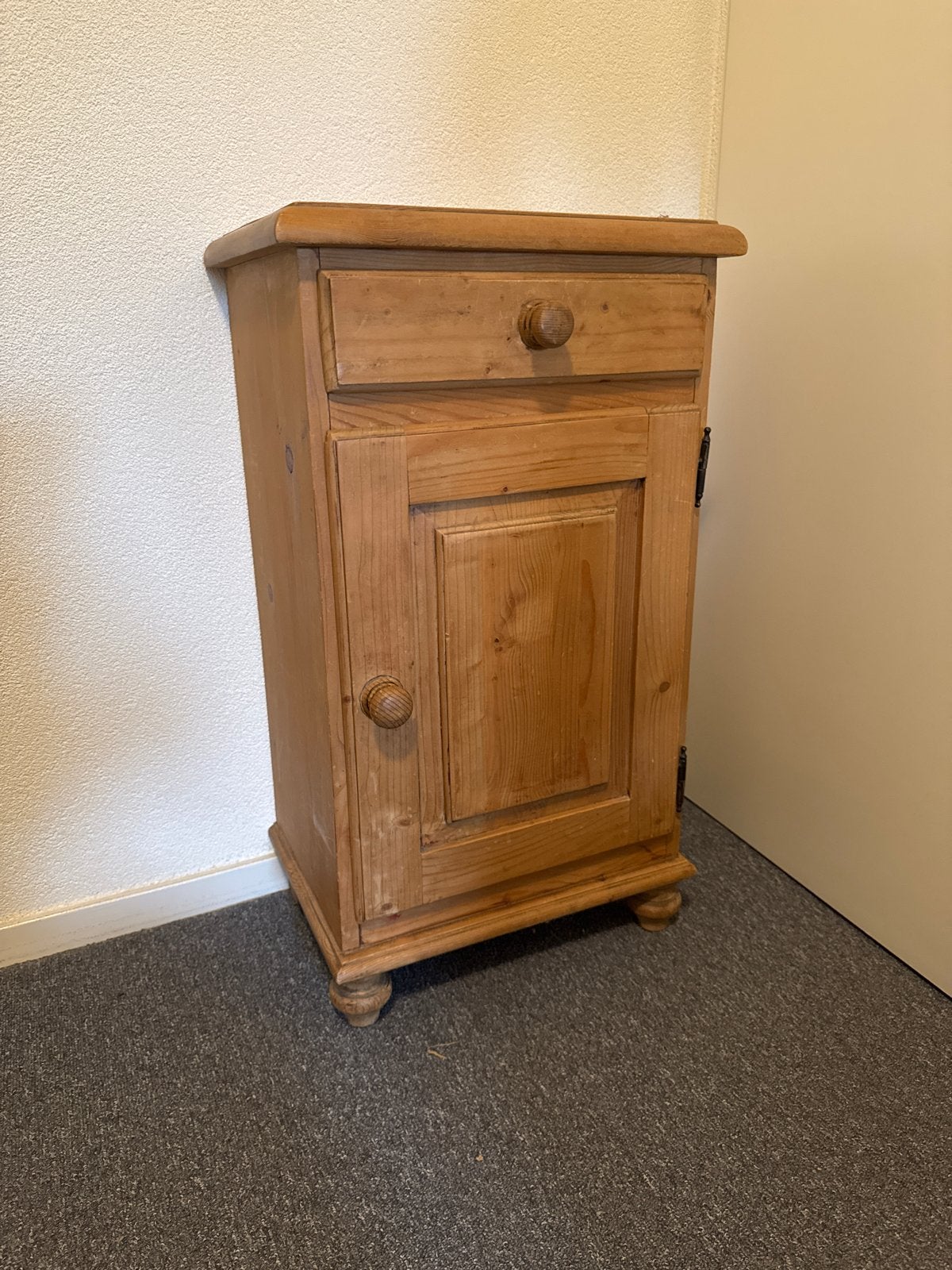 Massief houten nachtkastje met lade en kastje, Ophalen