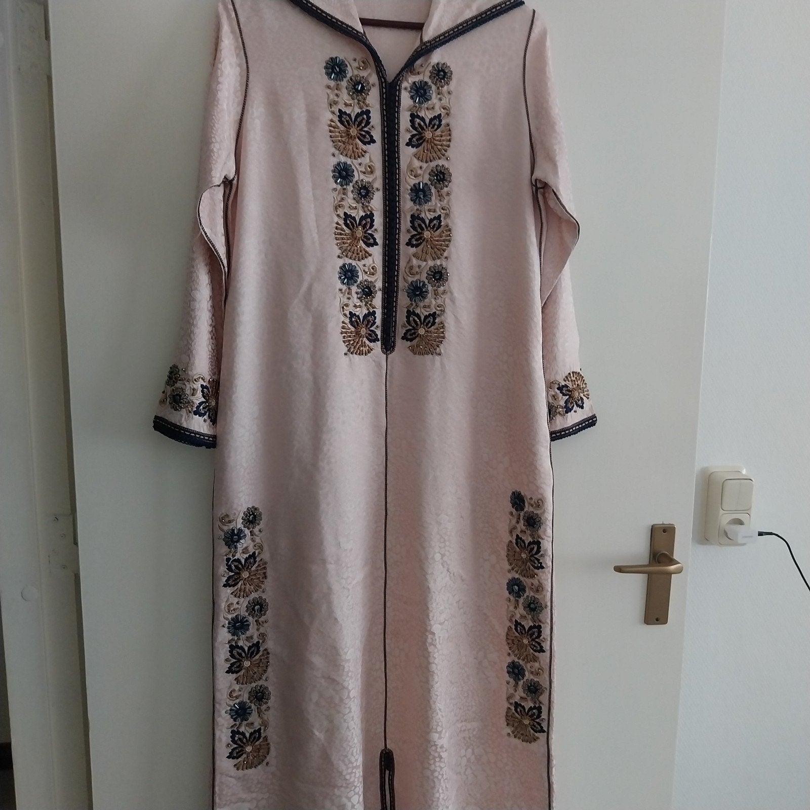 Elegante Roze Kaftan met Gedetailleerd Borduurwerk, Maat 38/40 (M), Overige typen, Ophalen of Verzenden, Roze