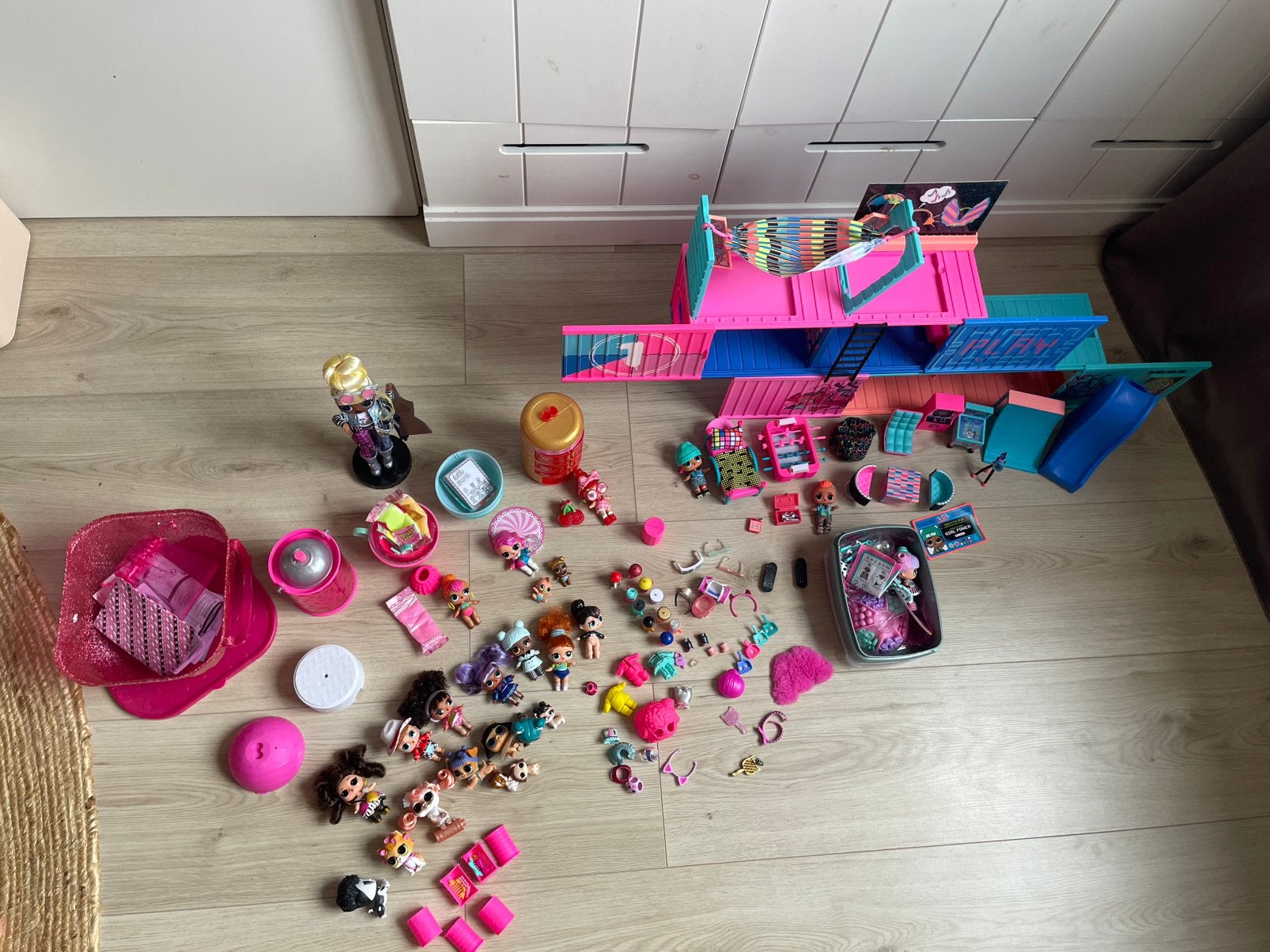 LOL Surprise Clubhouse + 27 poppen + veel accessoires, Ophalen, Zo goed als nieuw, Overige typen