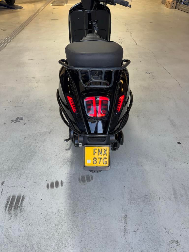 Vespa Sprint zwart 2023, Fietsen en Brommers, Scooters | Vespa, Ophalen, Gebruikt, Overige modellen, Maximaal 45 km/u