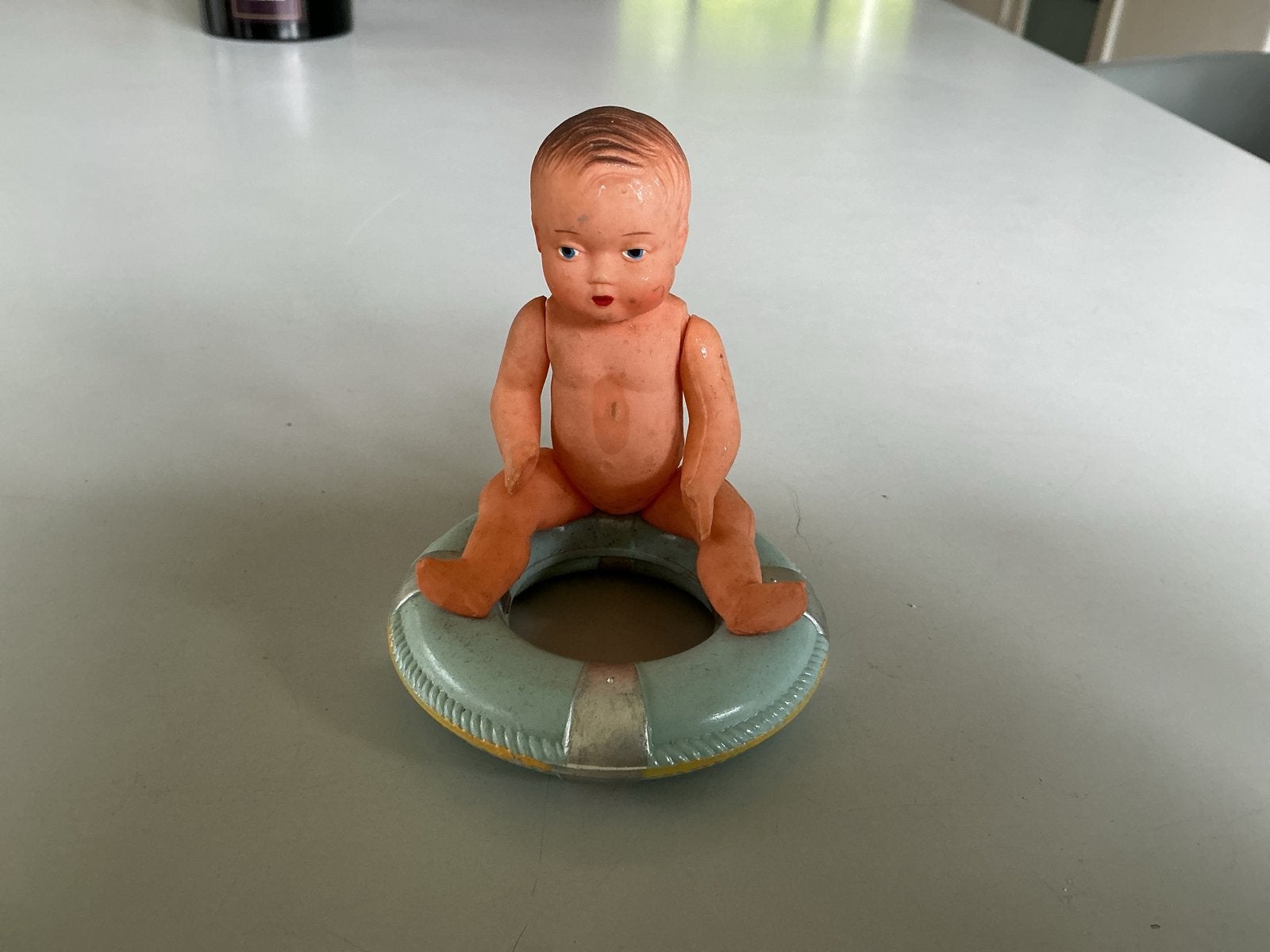 Antieke celluloid rammelaar met baby op zwemband, Ophalen of Verzenden, Gebruikt, Rammelaar, Met geluid