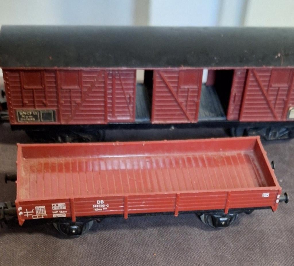 Twee modeltreinwagons: een gesloten en een open wagon, Wisselstroom, Gebruikt, Wagon, Ophalen of Verzenden