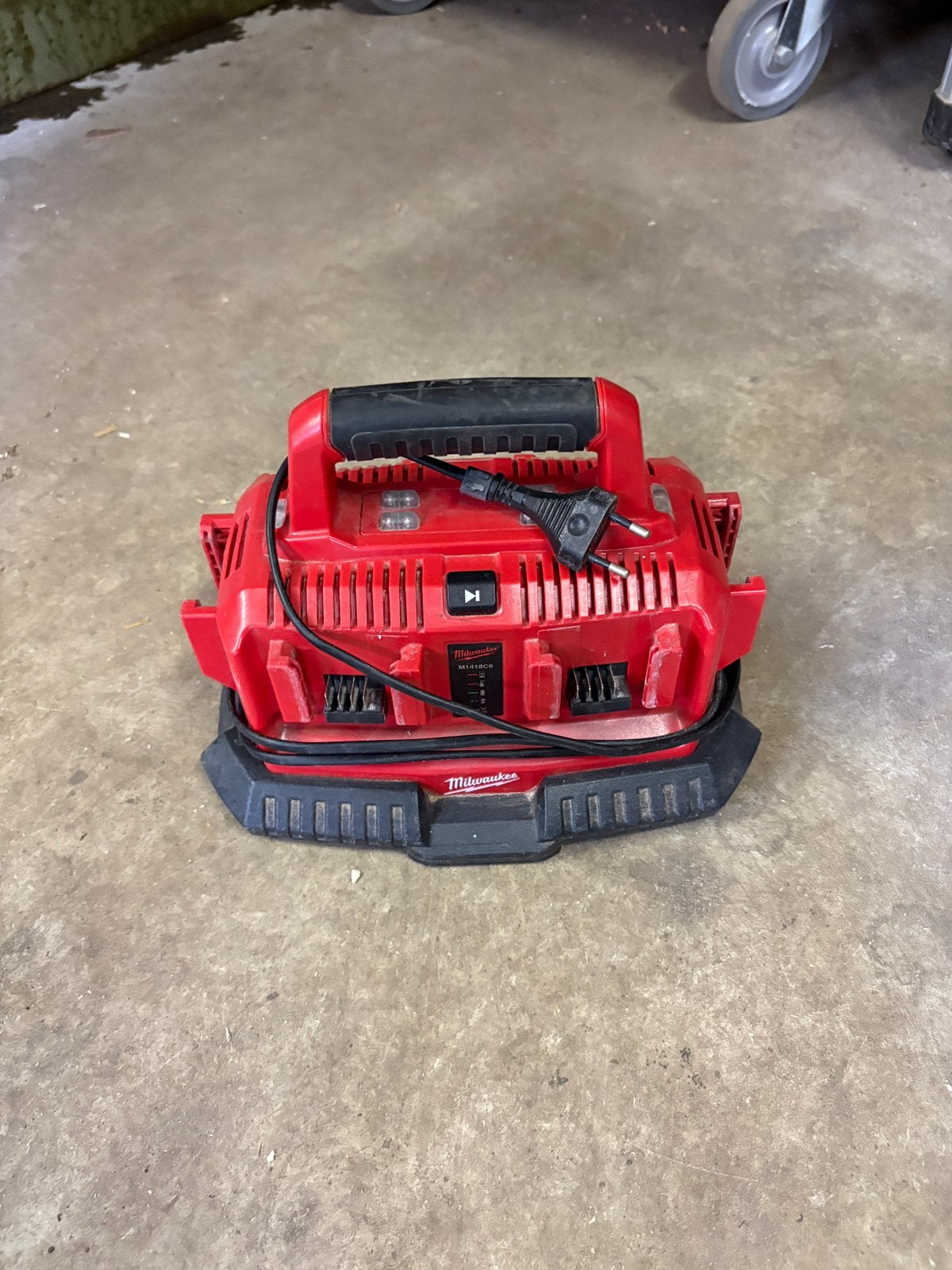 Milwaukee M18 Acculader M1418C6, Ophalen of Verzenden, Zo goed als nieuw
