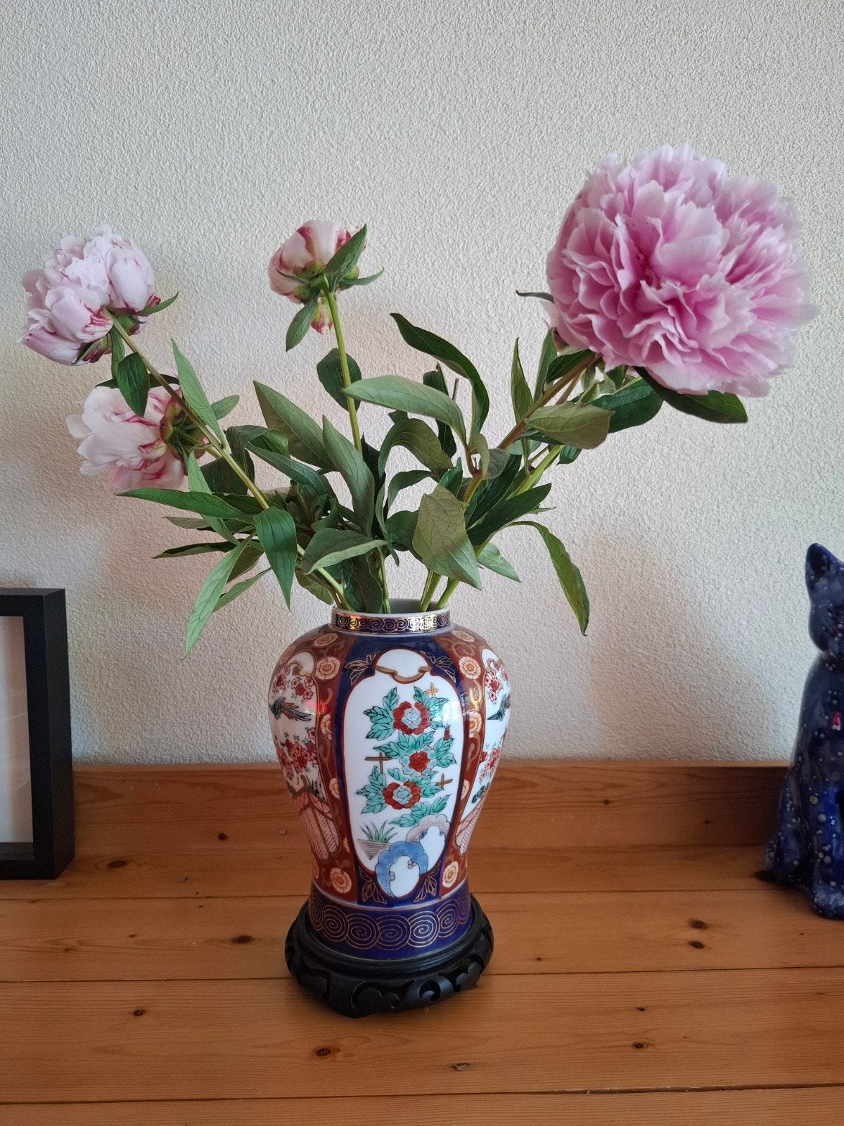 Handbeschilderde chinese vaas op houten voet., Ophalen, Overige kleuren, Aardewerk of Porselein, Zo goed als nieuw