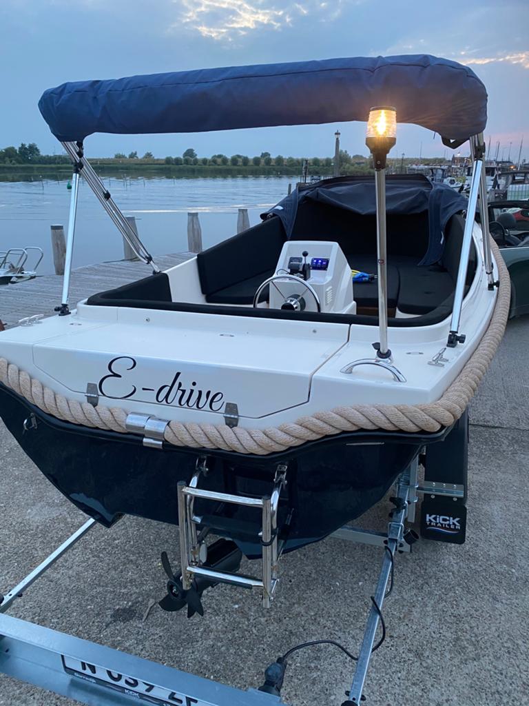 Wiede sloep 450 elektrisch, Watersport en Boten, Sloepen, Ophalen, Zo goed als nieuw, Elektrisch, Trailer