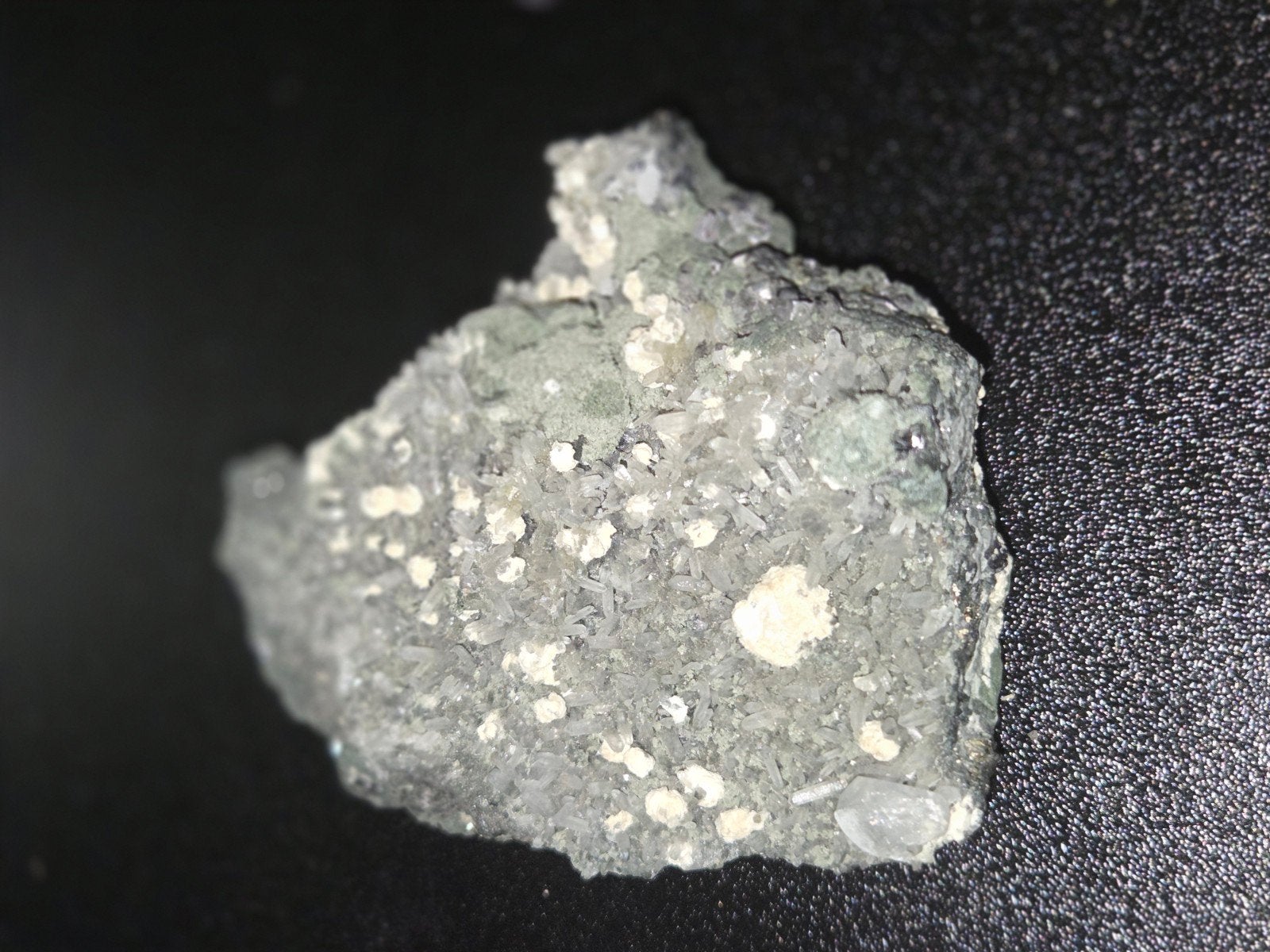 Mooie platte steen met kristalvorming, Ophalen of Verzenden, Mineraal