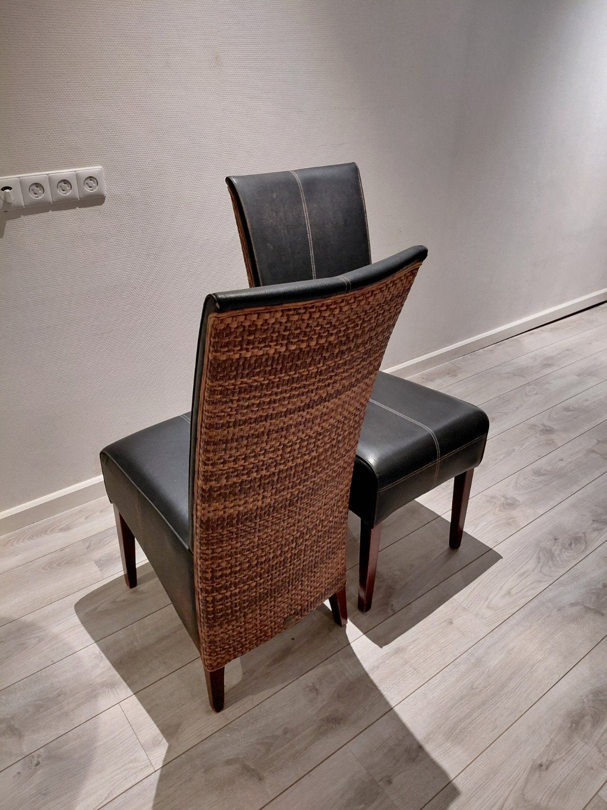5 leren stoelen, zwart met rotan rugleuning, Huis en Inrichting, Stoelen, Gebruikt, Leer, Zwart, Ophalen of Verzenden