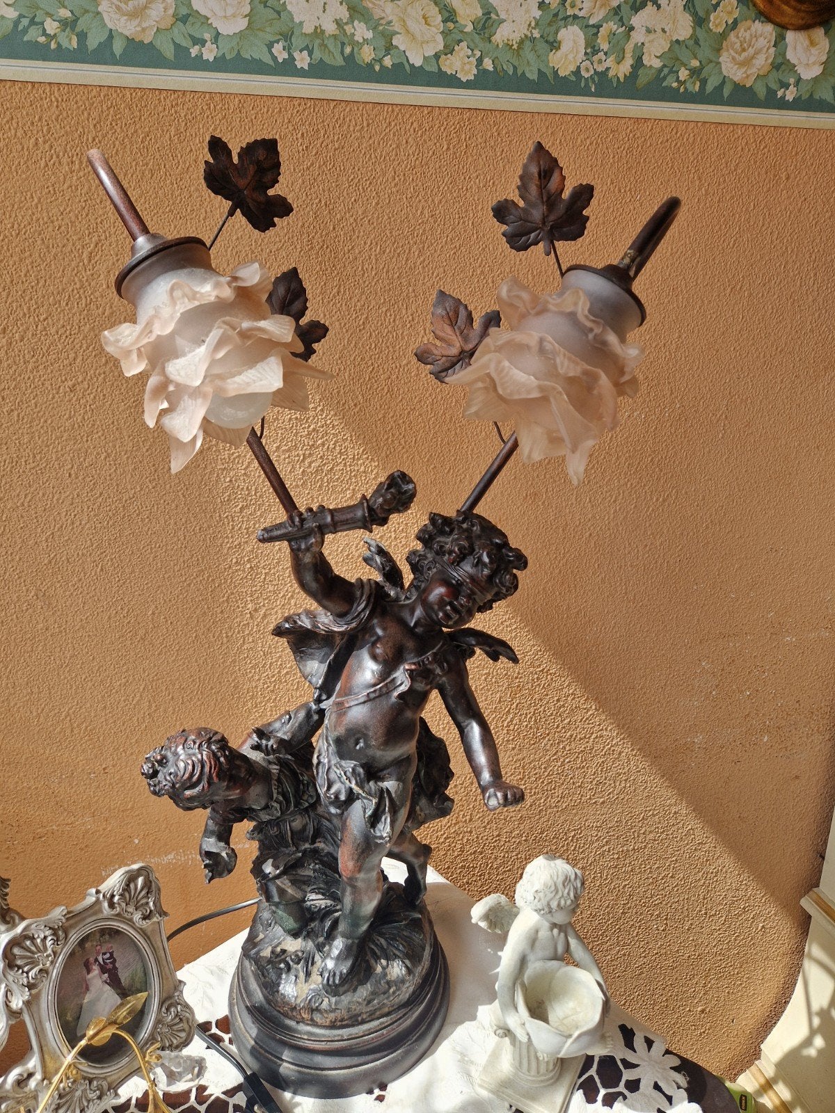 Antieke bronzen lamp met cherubijnen en bloemvormige kappen, Antiek en Kunst, Ophalen