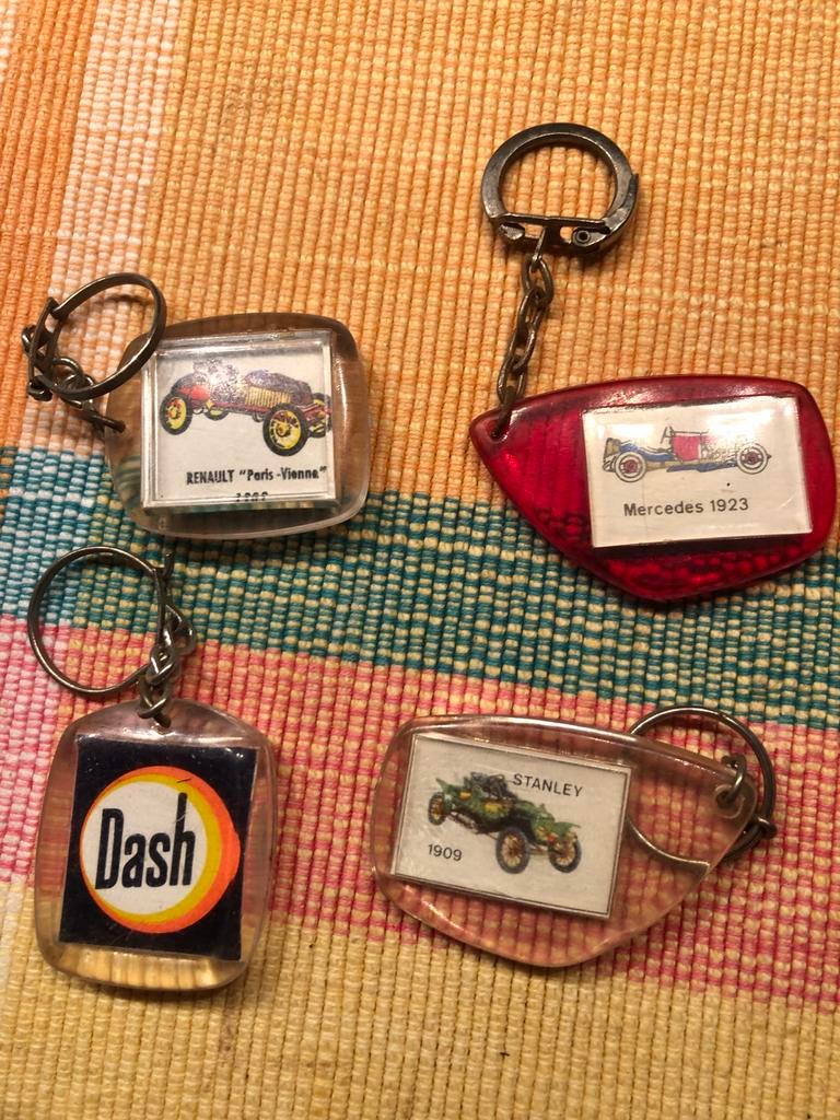Vintage sleutelhangers met klassieke auto's (4 stuks), Ophalen of Verzenden, Gebruikt