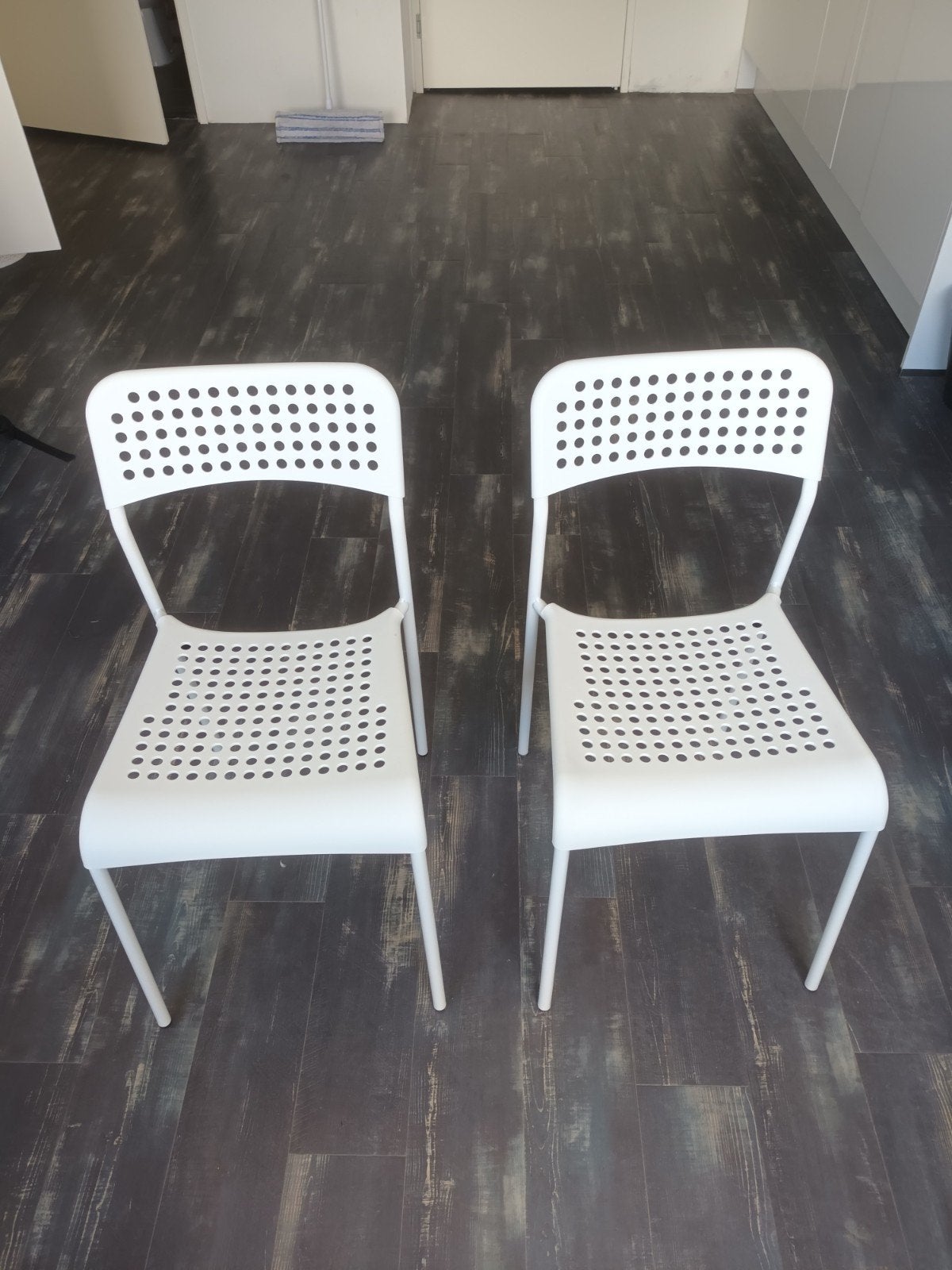 Twee witte stoelen met geperforeerde rugleuning en zitting, Huis en Inrichting, Kunststof, Gebruikt, Twee, Wit