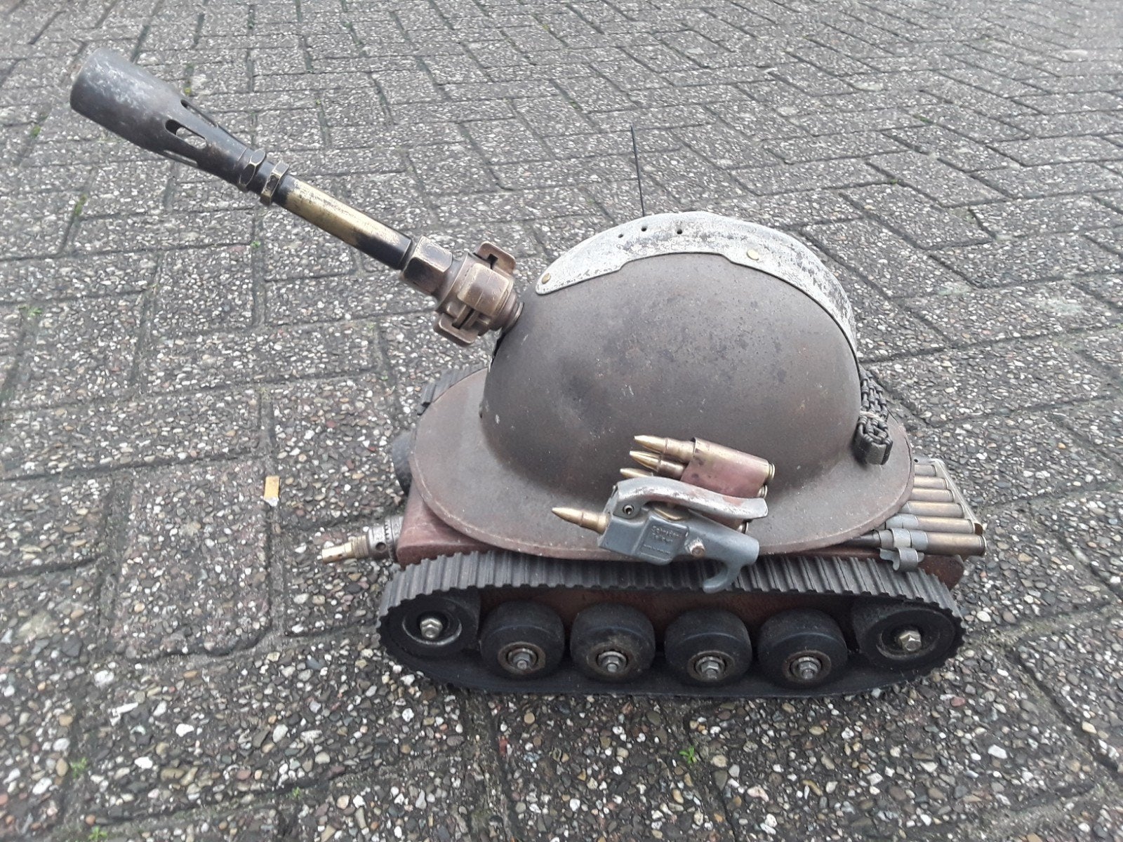 Tank gemaakt van oud gereedschap, onderdelen en WW 1 helm, Ophalen of Verzenden, Landmacht, Nederland, Helm of Baret