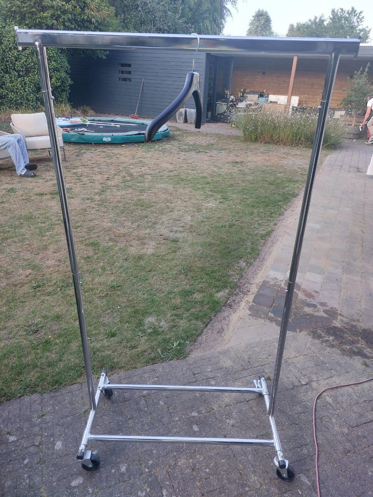 Mobiel kledingrek op wielen, Ophalen