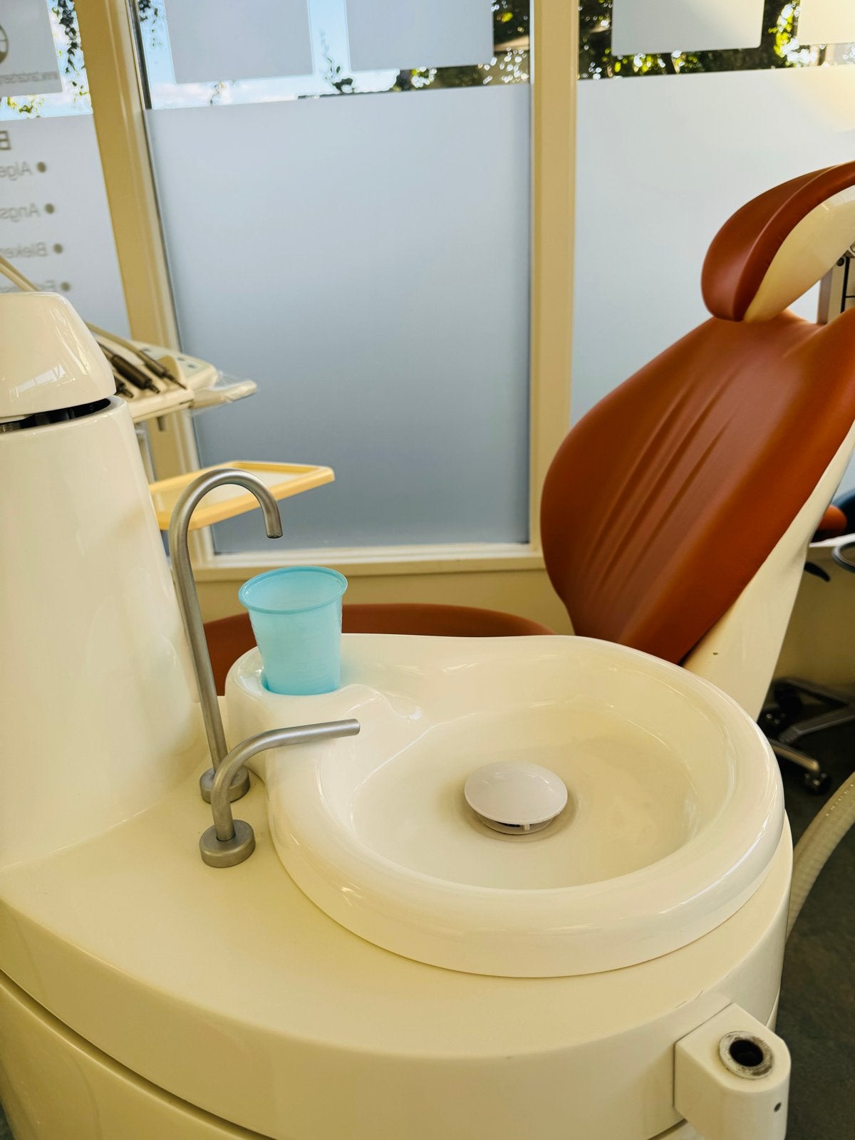 Airel K2 One behandelunit/tandartsstoel met lamp en spittoon, Ophalen, Gebruikt
