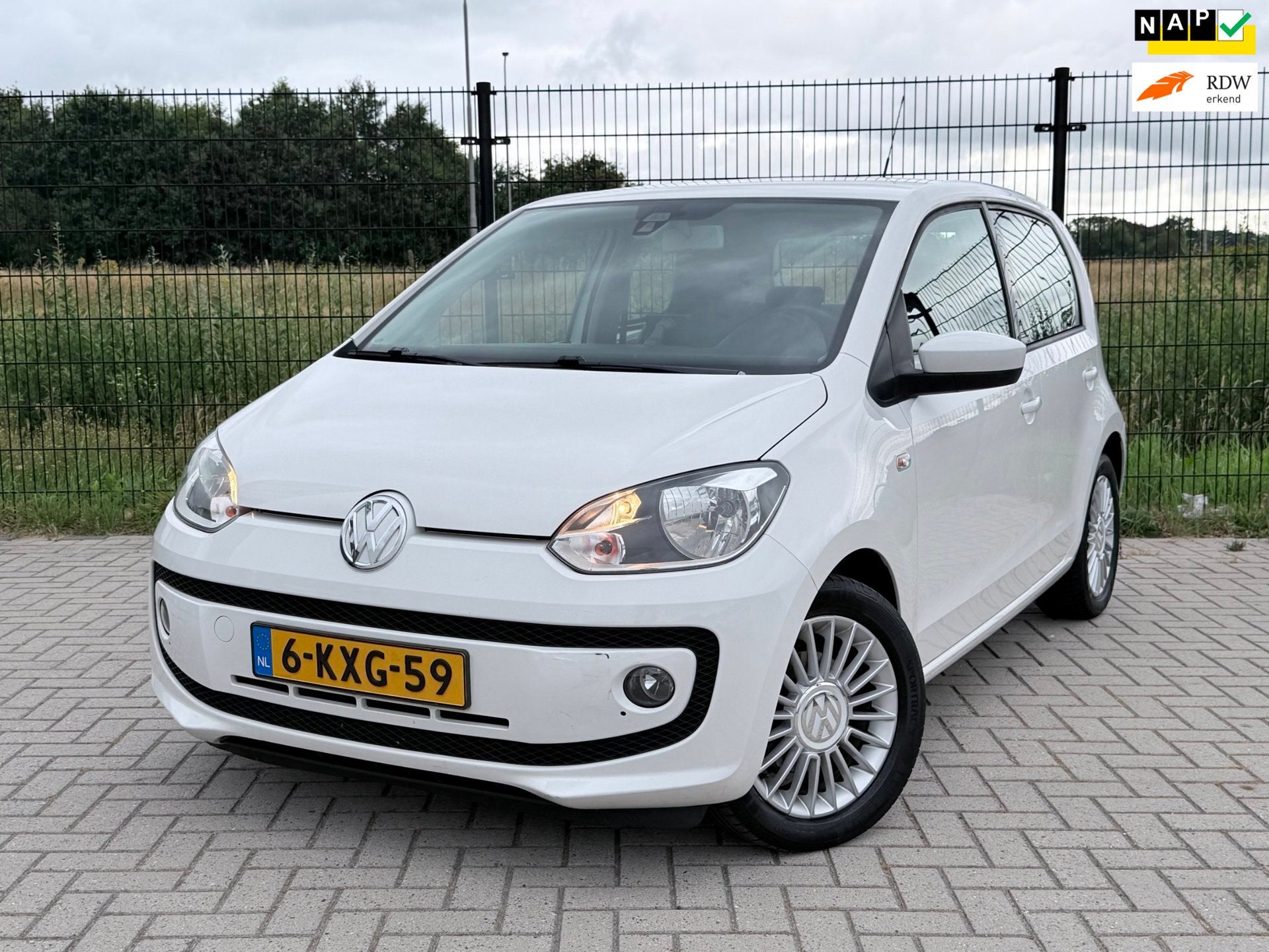 Volkswagen Up! 1.0 high up! BlueMotion | PDC | Bluetooth | A, Auto's, Euro 5, Stof, Gebruikt, 840 kg