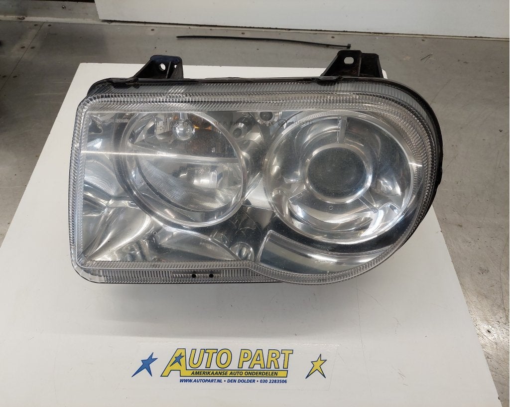 Chrysler 300C Eu xenon koplamp 2005-2010, Amerikaanse onderdelen, Gebruikt, PO Box 21-8004 | Auburn Hills, MI 48321-8004, Ophalen of Verzenden