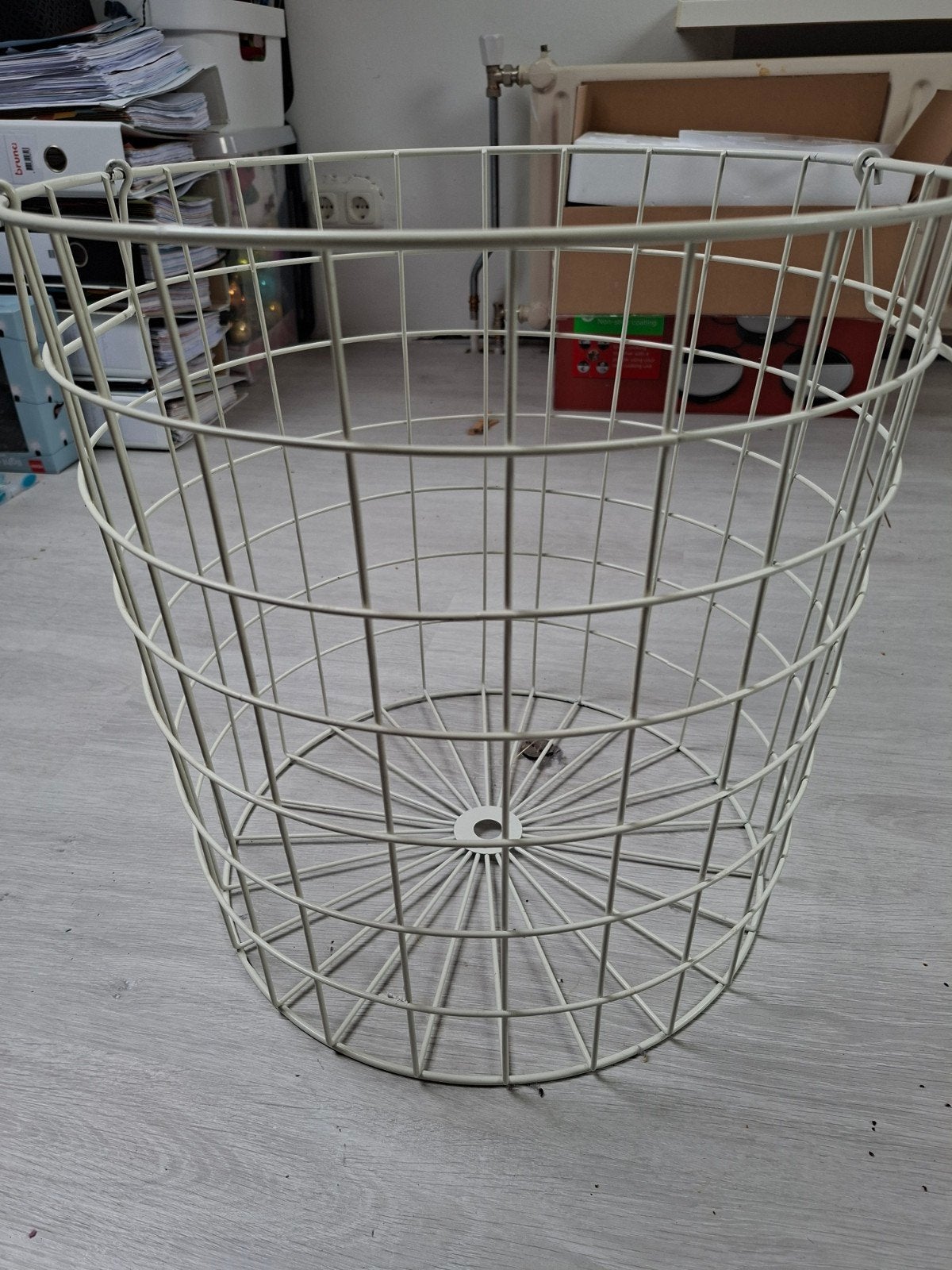 Witte draad mand, Huis en Inrichting, Woonaccessoires | Schalen en Manden, Ophalen, Rond, Riet