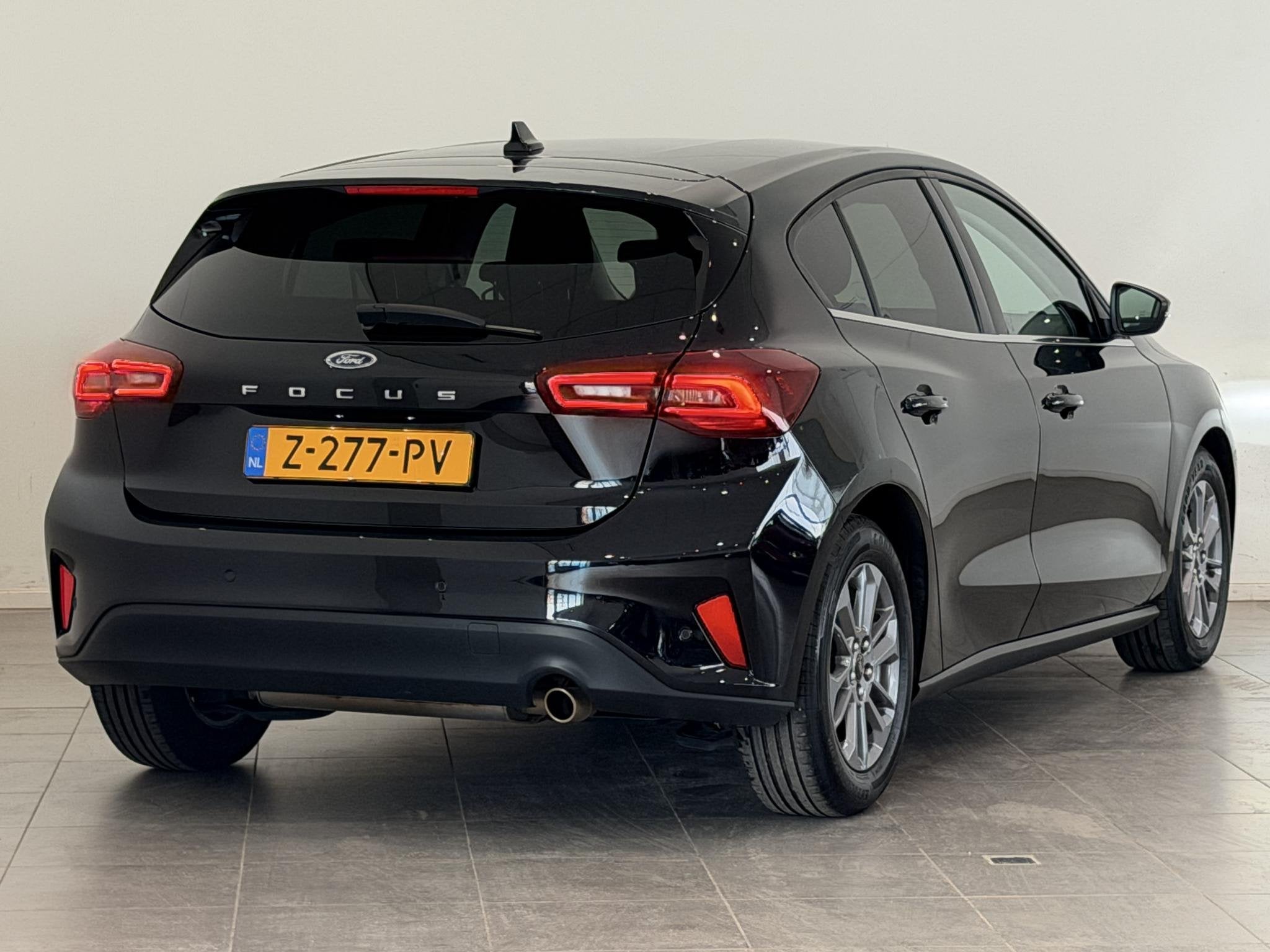 Ford Focus 1.0 EcoBoost Hybrid Titanium | Navigatie | Climat, Gebruikt, Met garantie (alle), Zwart, Origineel Nederlands