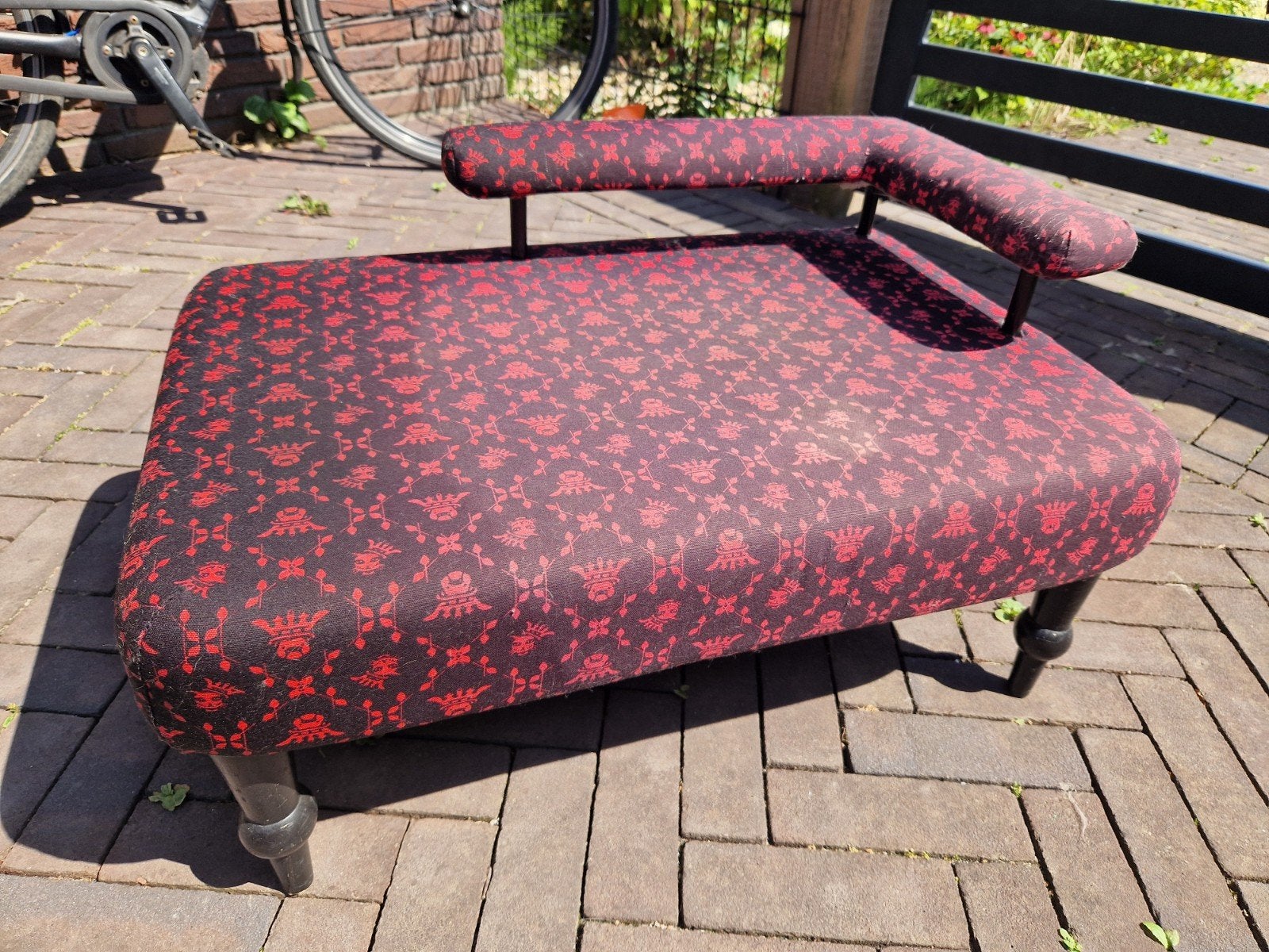 IKEA Chaise Longue voor hond of kat.  Rood/Zwart, Ophalen, Gebruikt, 75 tot 100 cm, Modern, dierenpatroon, Comfortabel