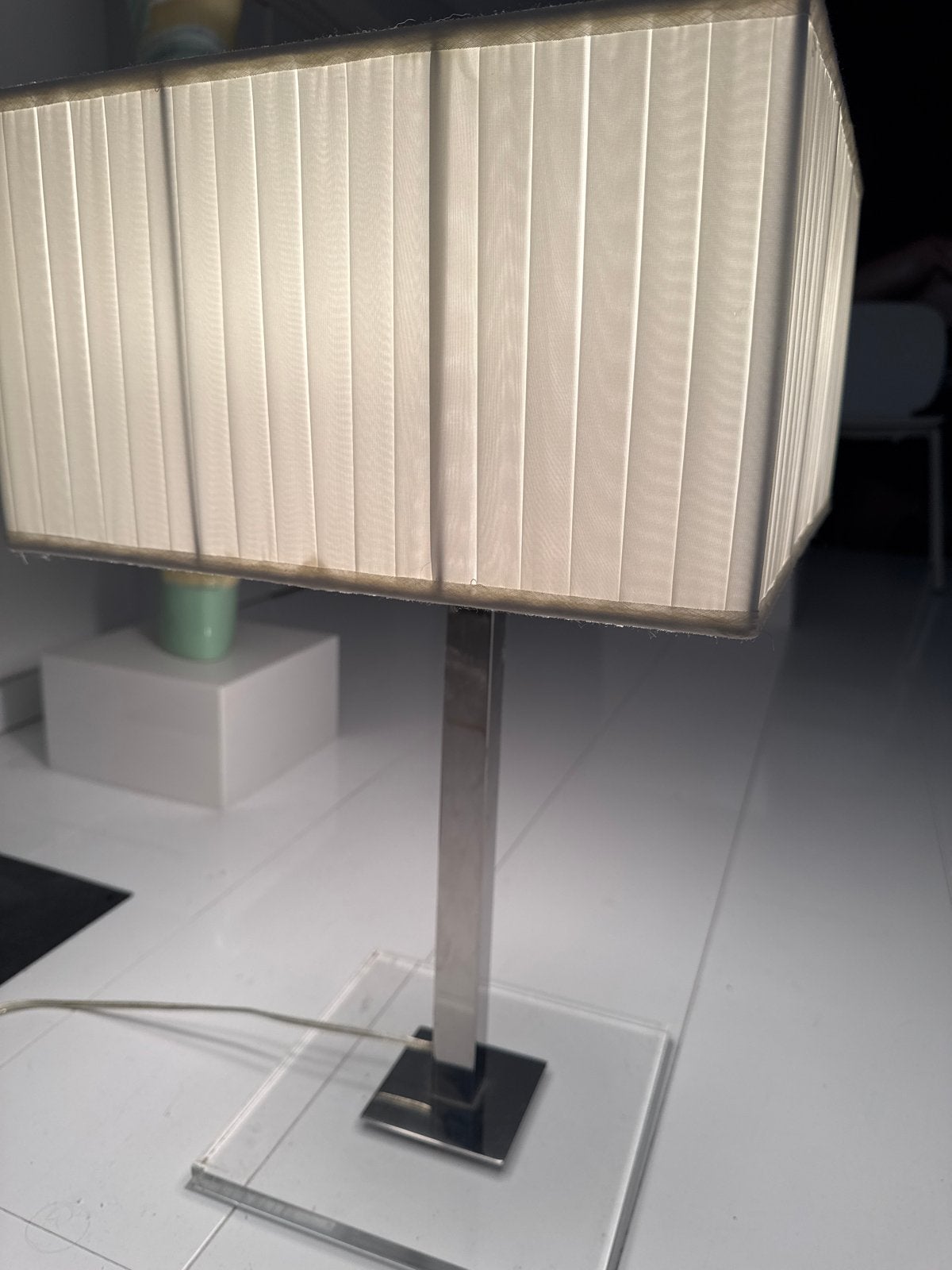 Moderne tafellamp met plexiglas voet en stoffen kap, Huis en Inrichting, Kunststof, Ophalen of Verzenden, Zo goed als nieuw, Met kap
