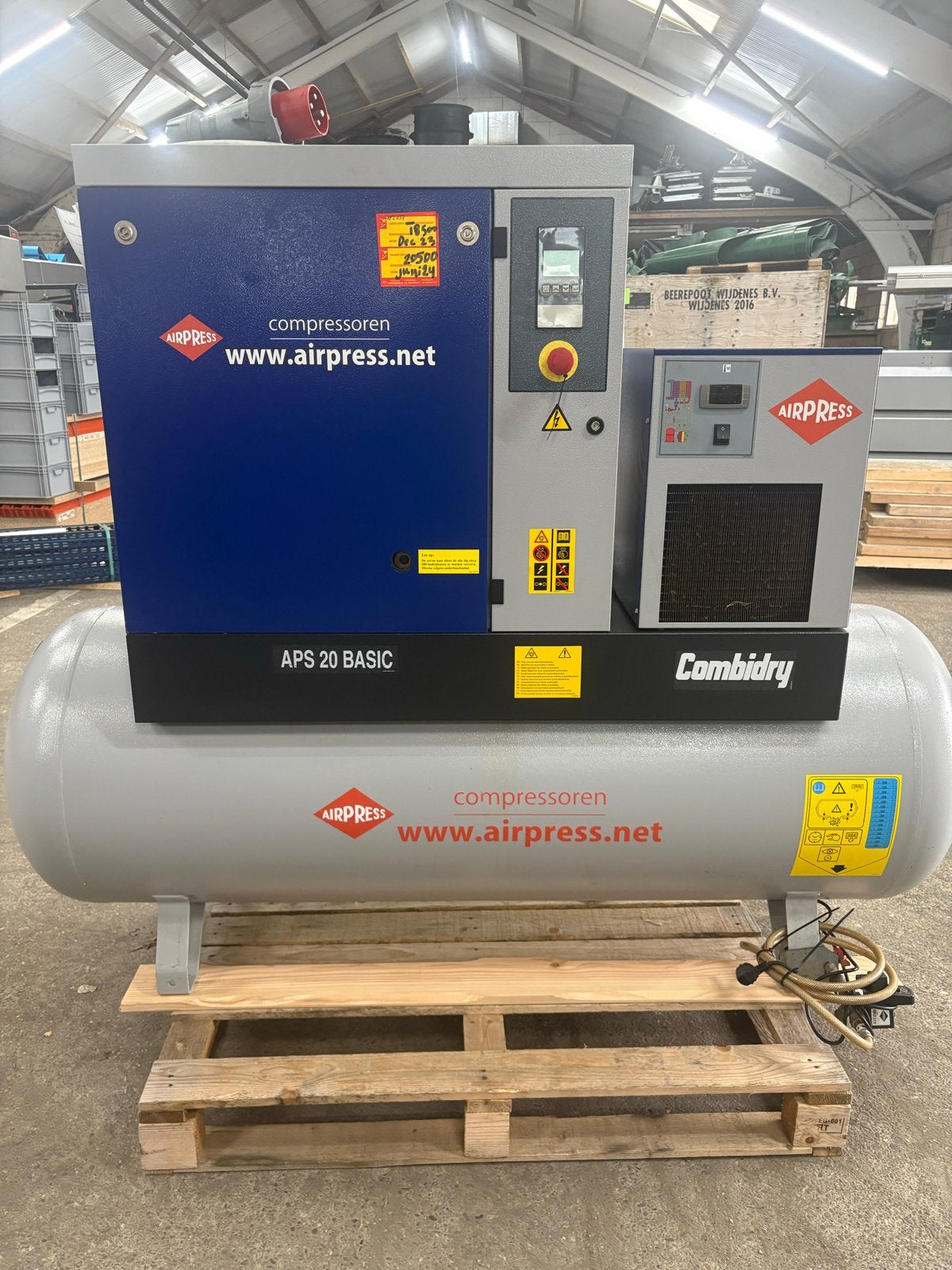 Schroefcompressors met ketel en droger, Ophalen, Gebruikt, 400 tot 800 liter/min, 10 bar of meer