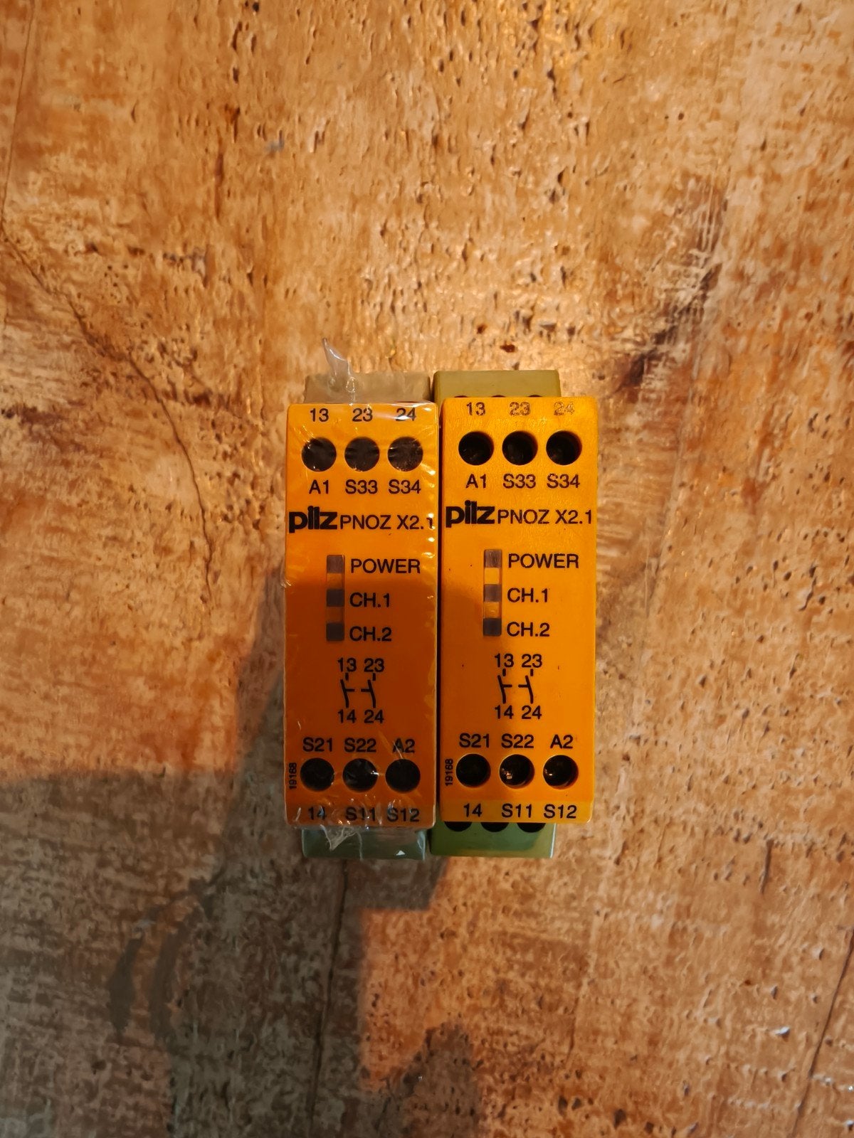 2 x nieuwe pilz pnoz x2.1  24vac, Ophalen of Verzenden, Nieuw