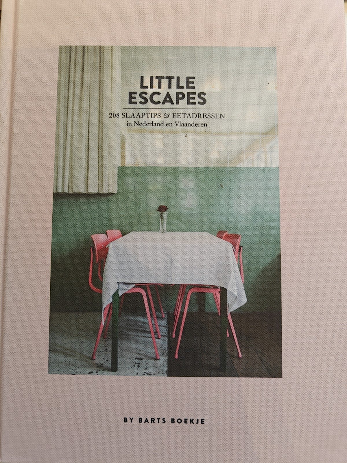Little Escapes: 208 slaaptips & eetadressen, Overige merken, Ophalen of Verzenden, Zo goed als nieuw, Reisgids of -boek