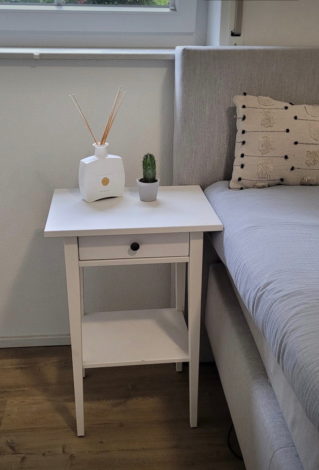 Twee IKEA HEMNES Nachtkastjes, wit gebeitst, 46x35 cm, Huis en Inrichting, Slaapkamer | Nachtkastjes, Ophalen of Verzenden