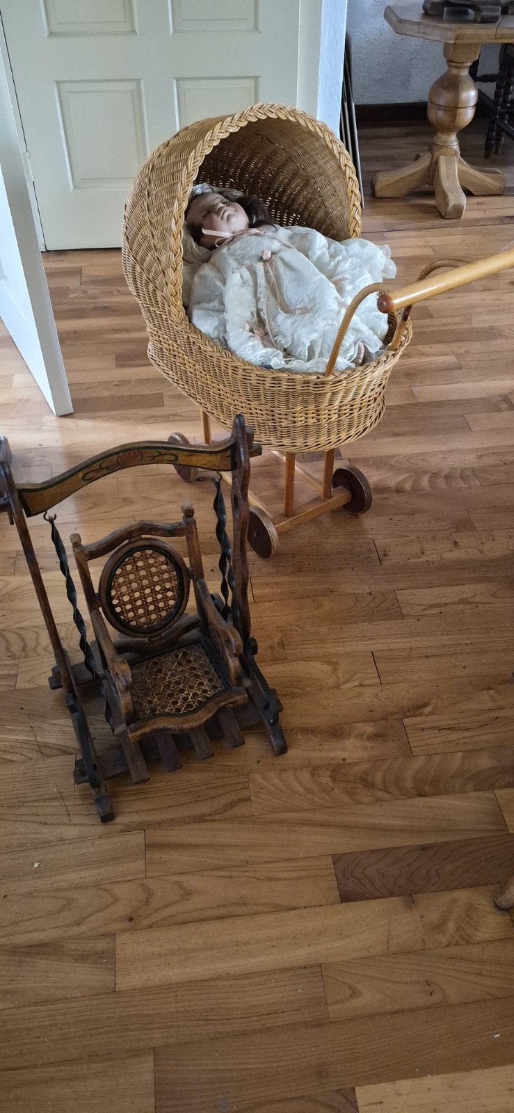 antieke schommelstoel  ong 40 cm hoog  en kinderwagen, Ophalen, Gebruikt, Stoel(en)