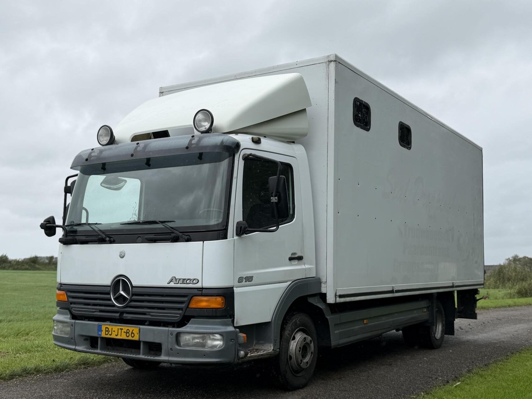 Mercedes-Benz Atego 815|Paardenvrachtwagen|152 PK|Hydraulisc, Achterwielaandrijving, Wit, Bedrijf, 152 pk